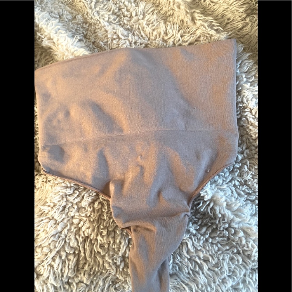 SKIMS. Core control thong. UMBER